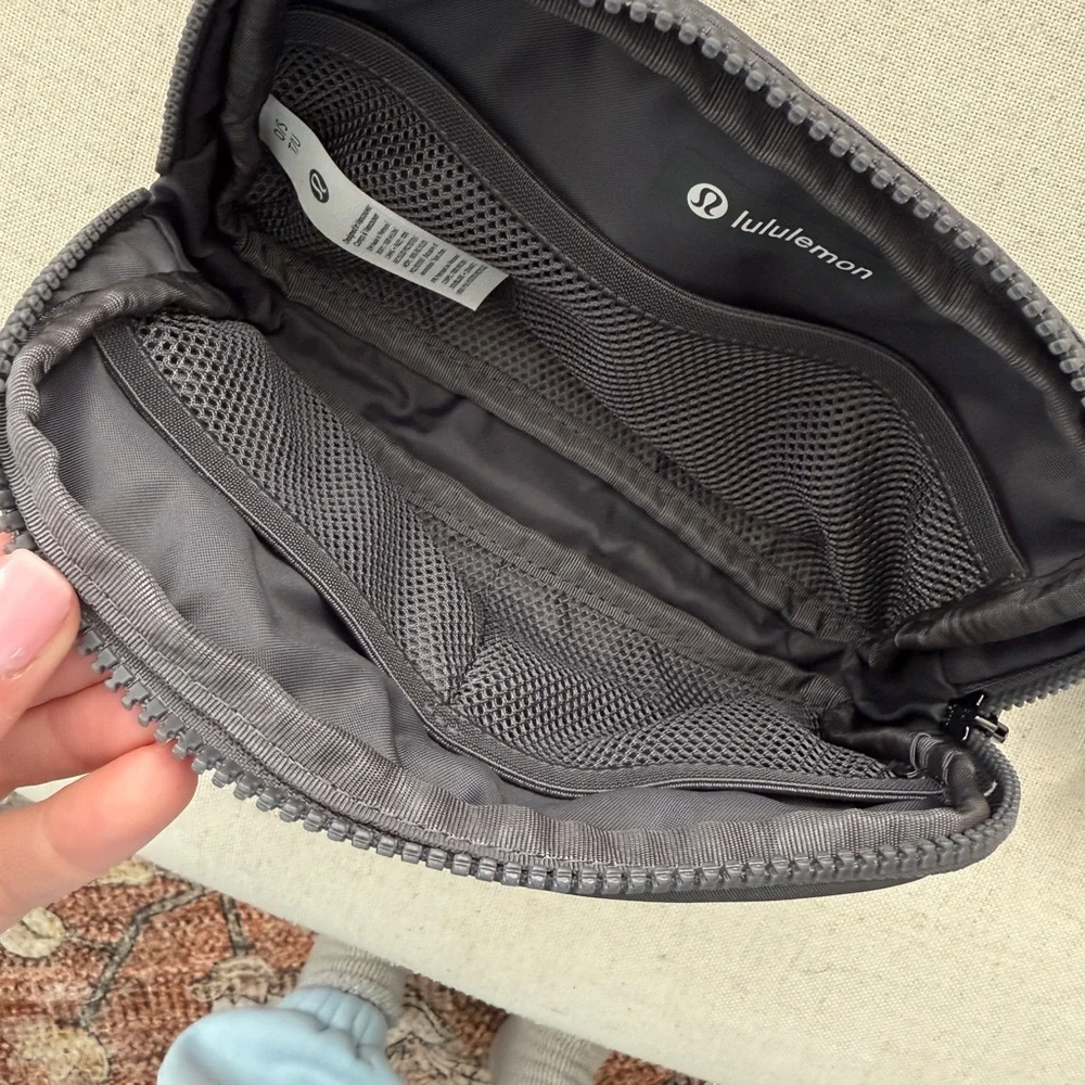 lululemon everywhere belt bag charcoal color - Picture 3 of 6
